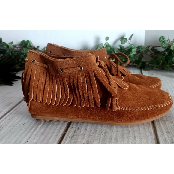 Minnetonka Women's Fringe Back Zip Sporty Rubber Sole Bootie - Picture 15 of 15